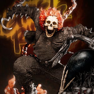 Könnte beinhalten: Detaillierte Actionfigur von Ghost Rider, einer Figur mit einem flammenden Schädelkopf, die ein Motorrad fährt. Die Figur befindet sich in einer dynamischen Pose mit einer Kettenwaffe und detaillierten Texturen. Die Figur ist im Maßstab 1:6.