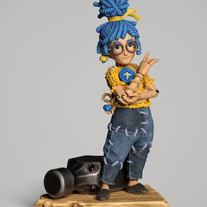 Könnte beinhalten: Eine stilisierte Figur mit blauem, garnartigem Haar, runder Brille und einem gelben, strukturierten Oberteil mit blauem Knopf. Die Figur trägt eine blaue Hose mit hellvioletten Nähten, steht auf einem Holzsockel und lehnt an einem schwarzen Hammer.