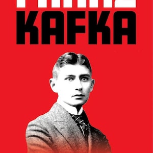 Może przedstawiać: Okładka książki "Proces" Franza Kafki. Tytuł i nazwisko autora są pogrubioną białą i czarną czcionką na czerwonym tle. Czarno-biały portret mężczyzny jest wyśrodkowany pod nazwiskiem autora. Tytuł książki jest w białym tekście.