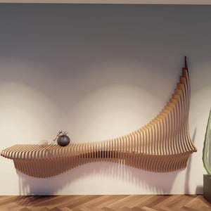 Puede incluir: Una estantería de pared de madera con un diseño curvo único. La estantería está hecha de finas tiras de madera que están dispuestas en un patrón ondulado. La estantería está montada en una pared blanca y tiene una pequeña planta en maceta en la parte superior.