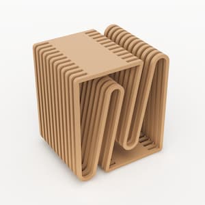 Puede incluir: Un taburete de madera hecho de madera contrachapada en capas, con un diseño único que se asemeja a una serie de curvas entrelazadas. El taburete es de color marrón claro y tiene una base cuadrada.