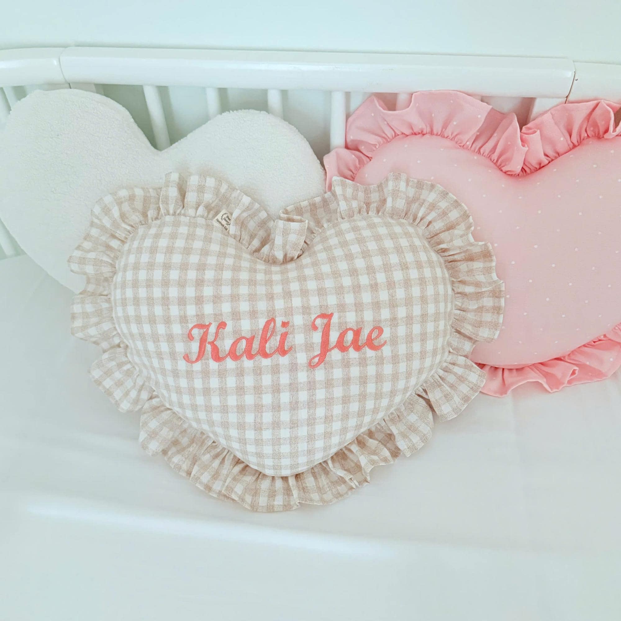 名前入りハート型枕、刺繍入りベビークッション、子供部屋の装飾