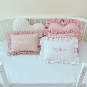 Coussin bébé en lin à volants avec prénom – Décoration chambre de bébé brodée, cadeau naissance ou anniversaire, souvenir vintage