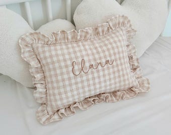 Babynaamkussen met ruches, gepersonaliseerd kinderkamerkussen | Pasgeboren aandenken en kraamcadeau