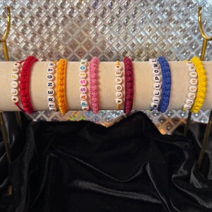 Pilha de 2 pulseiras personalizadas | Pulseira de nome | Joias de manifestação | Pulseira de pompom de crochê e miçangas personalizadas | Pulseira da amizade