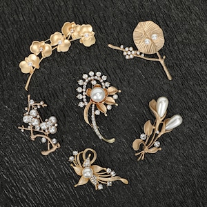 Gold vintage brooch, birth flower brooch, lily of the valley brooch, women&#39;s brooch, clothing accessories, gifts for her, wedding brooch