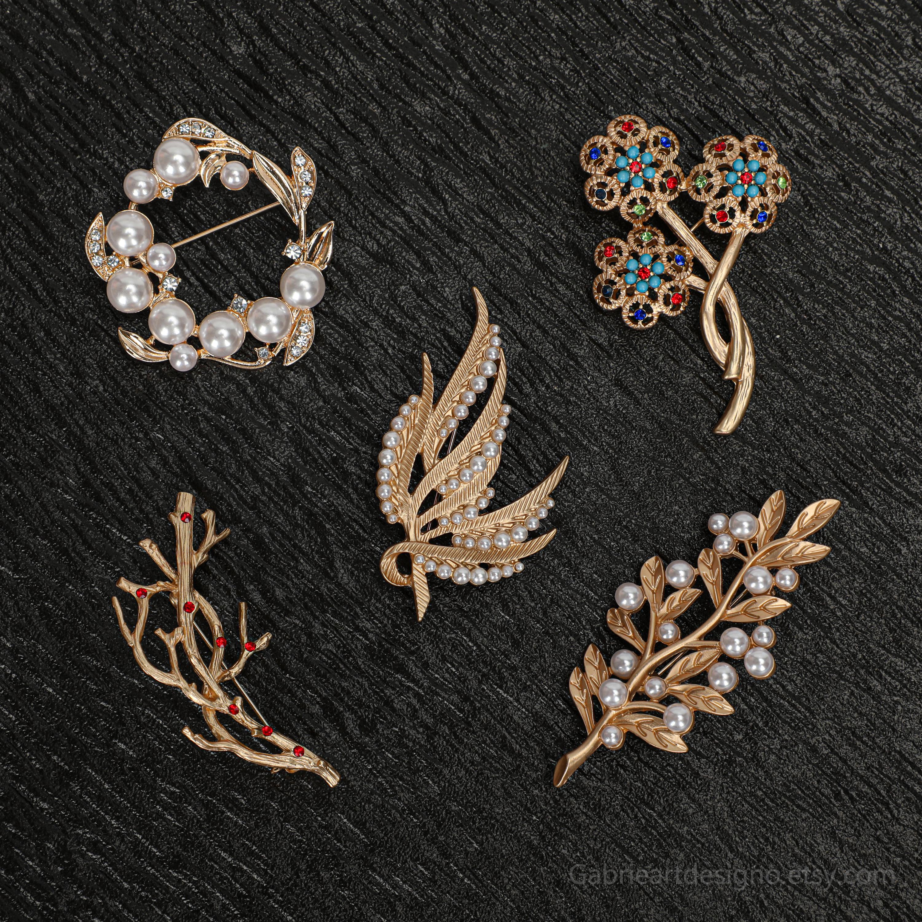 ピースノベルティタワーデザインブローチピンブローチラインストーンジュエリー ピンブローチ | One noble novel（ワン・ノーブル・ノベル）