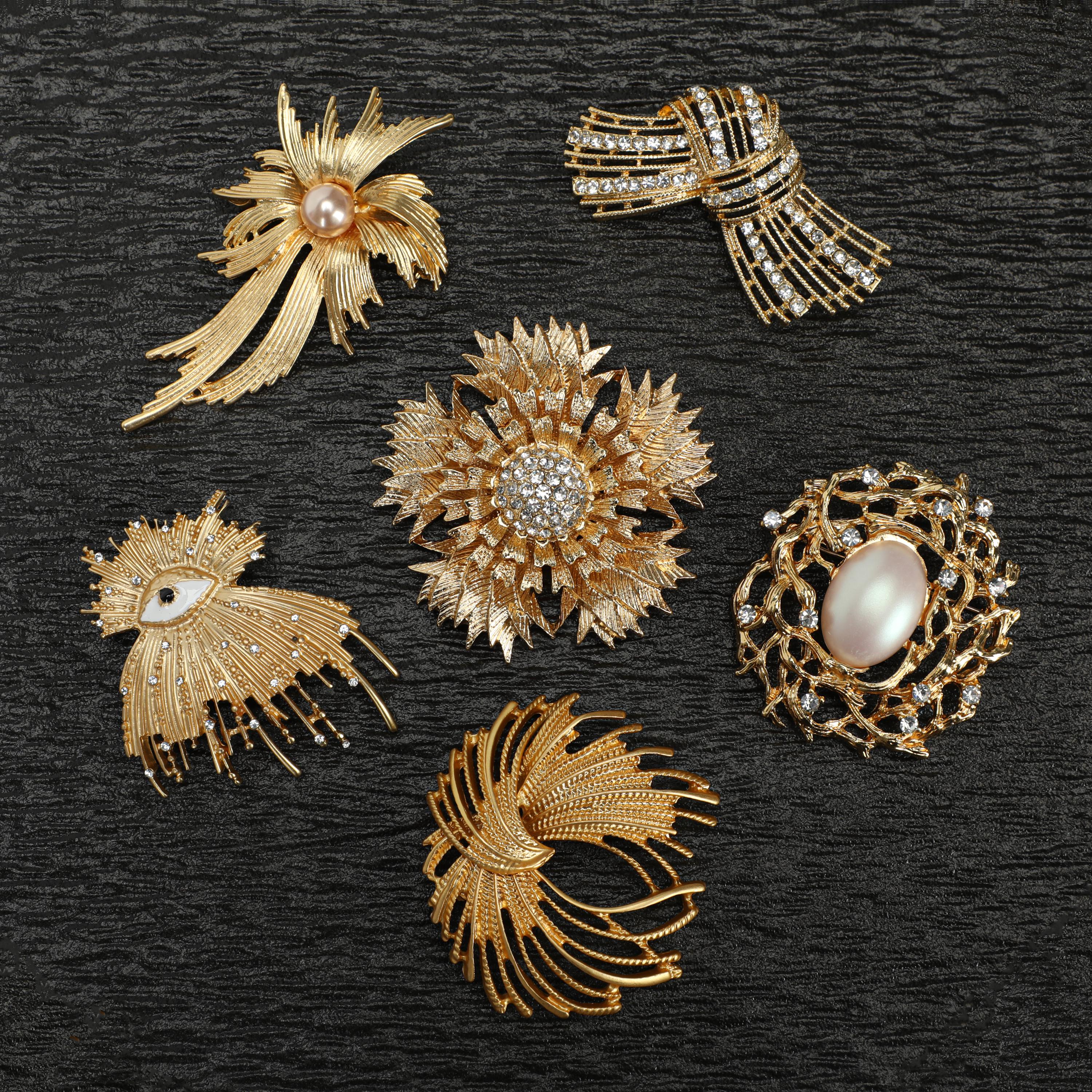 Vintage : BROCHE, profil de femme rétro avec tissu