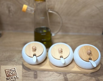 Moderne keramische kruidenpotjes met bamboe deksels en schaal | perfecte keukenorganizer | rustieke kruidenpotjesset in boerderijstijl