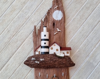 This atmospheric, nautical-style key holder, "Moon Over the Island," is made of driftwood and self-hardening compound.