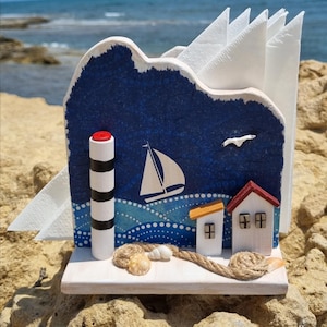 Maritime Tischdeko – Serviettenhalter aus Holz mit Muscheln & Seil. Strandthema Serviettenhalter - Rustikales Küstenküchendekor.