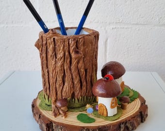 Un originale portapenne "Villaggio dei Puffi" dall'atmosfera fiabesca, realizzato in legno e massa autoindurente di particelle di legno.