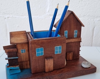 Questo esclusivo portapenne in stile country "A mill" è realizzato con materiali ecocompatibili, è facile da usare e rappresenta un regalo perfetto.