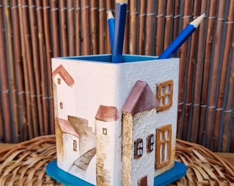 Questo suggestivo portapenne "City by the sea" in stile nautico è realizzato con materiali ecocompatibili, pensato appositamente per gli amanti dei viaggi.