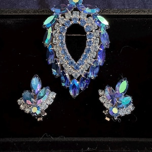 Juliana brooch and earring set for Sarah Coventry. Beautiful blue glass brooch and earrings make a fabulous statement.great shape/see photos