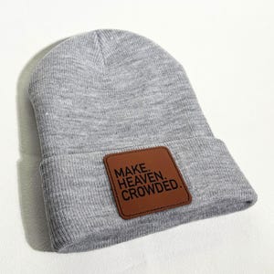 Gorro cristiano "Make Heaven Crowded" para invierno, gorro de punto basado en la fe, regalo cristiano para un amigo, regalo para el líder de un grupo de jóvenes, gorro con parche de cuero gray w/ brown patch