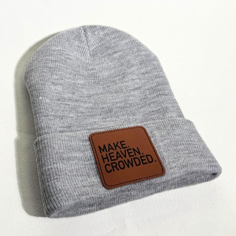 Gorro cristiano "Make Heaven Crowded" para invierno, gorro de punto basado en la fe, regalo cristiano para un amigo, regalo para el líder de un grupo de jóvenes, gorro con parche de cuero gray w/ brown patch