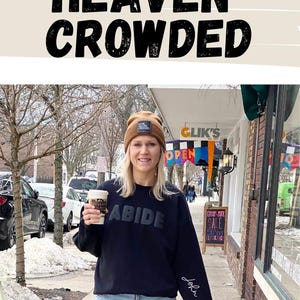 Puede incluir: Varios gorros de punto en colores como verde oliva, azul marino y marr&oacute;n. Cada gorro tiene un parche cuadrado con el texto "MAKE HEAVEN CROWDED". La imagen tambi&eacute;n muestra a una persona con un gorro marr&oacute;n.