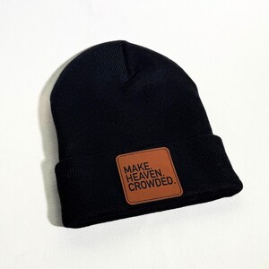 Gorro cristiano "Make Heaven Crowded" para invierno, gorro de punto basado en la fe, regalo cristiano para un amigo, regalo para el líder de un grupo de jóvenes, gorro con parche de cuero imagen 12
