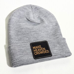 Gorro cristiano "Make Heaven Crowded" para invierno, gorro de punto basado en la fe, regalo cristiano para un amigo, regalo para el líder de un grupo de jóvenes, gorro con parche de cuero gray w/ black patch
