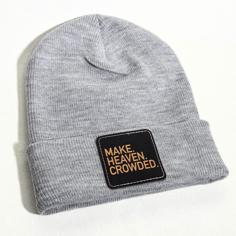 Gorro cristiano "Make Heaven Crowded" para invierno, gorro de punto basado en la fe, regalo cristiano para un amigo, regalo para el líder de un grupo de jóvenes, gorro con parche de cuero gray w/ black patch