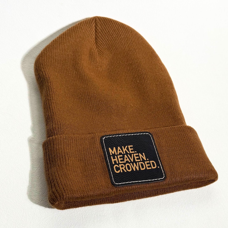 Gorro cristiano "Make Heaven Crowded" para invierno, gorro de punto basado en la fe, regalo cristiano para un amigo, regalo para el líder de un grupo de jóvenes, gorro con parche de cuero Marrón