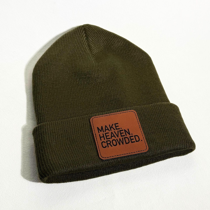 Gorro cristiano "Make Heaven Crowded" para invierno, gorro de punto basado en la fe, regalo cristiano para un amigo, regalo para el líder de un grupo de jóvenes, gorro con parche de cuero imagen 9