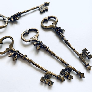 Metal keys, old keys, embellishments, metal keys, vintage embellishments, rusty embellishments, steampunk, scrapbooking, pendant