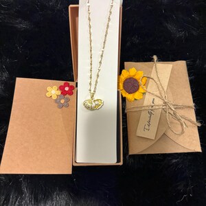 Collier de perles en coquillages plaqué or avec micro-oxydes de zirconium incrustés - Pendentif évidé, carte de voeux avec fleurs faites main, cadeau pour femme