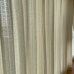 Cortinas de lino cremoso transparente: tratamiento bohemio para ventanas que filtra la luz