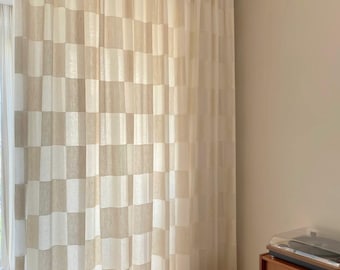 Elegante karierte Gardinen, weicher Leinenstoff, leichte und luftige Fensterdrapierungen, anpassbare Größe für moderne Wohnkultur
