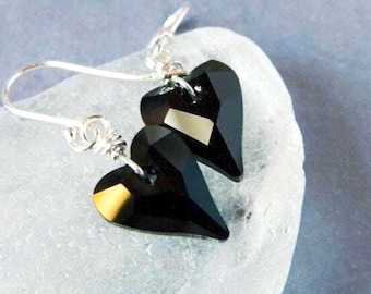 Pendientes pequeños de corazón de cristal negro: Regalo para ella envuelto en alambre de plata de ley.
