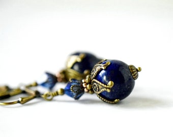 Pendientes victorianos de lapislázuli - Latón dorado antiguo - Cristal azul oscuro - Regalo de cumpleaños