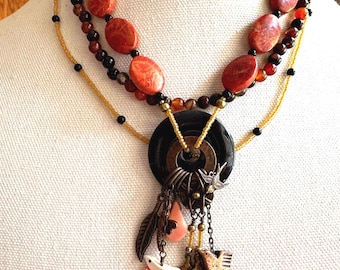 Collar bohemio de ágata y coral, cuentas multicolores, colgantes rústicos de latón, múltiples hebras de cuentas.