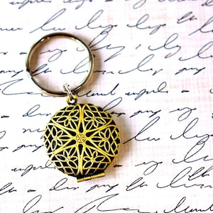 Vintage Style Locket Keychain Round Locket House Key Holder Cut Out Star Locket Antique Brass Fob Key Ring Bag Charm Car Charm Gift for Her