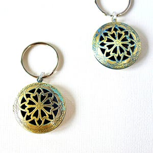 Locket Keychain Vintage Style Locket House Key Holder Victorian Round Cut Out Heart Locket Antique Brass Key Ring Purse Charm Gift for Her