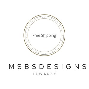 Puede incluir: Un logotipo de MSBSDESIGNS JEWELRY. El logotipo presenta un dise&ntilde;o circular con las palabras "Free Shipping" en su interior. El c&iacute;rculo est&aacute; delineado con una l&iacute;nea punteada. El nombre de la marca y la palabra "JEWELRY" est&aacute;n debajo.