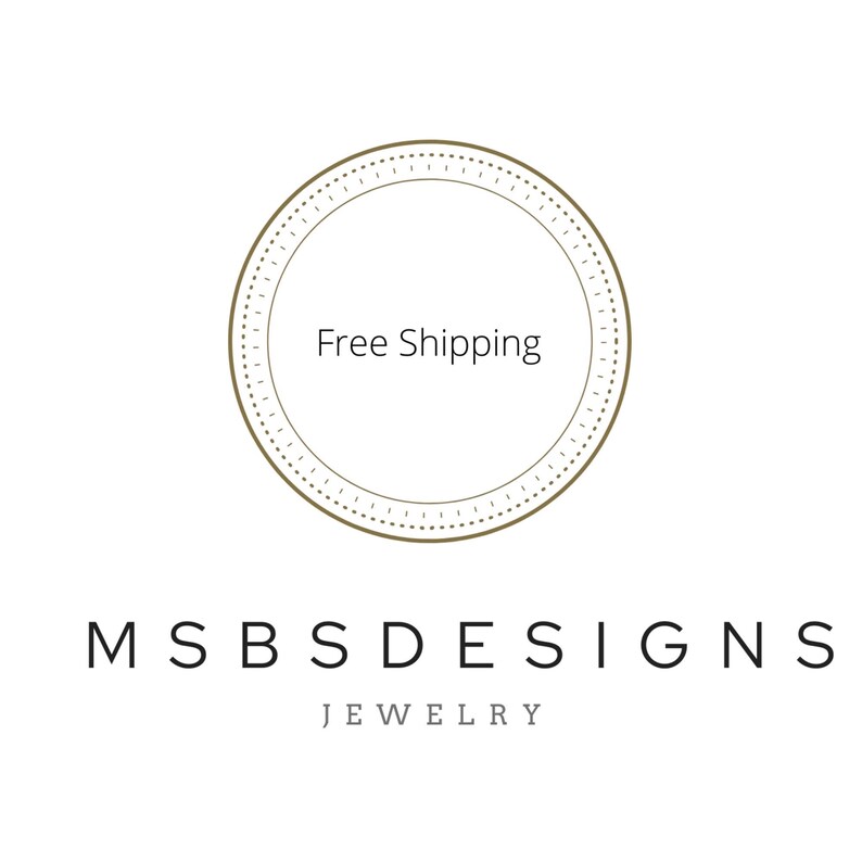 Puede incluir: Un logotipo de MSBSDESIGNS JEWELRY. El logotipo presenta un dise&ntilde;o circular con las palabras "Free Shipping" en su interior. El c&iacute;rculo est&aacute; delineado con una l&iacute;nea punteada. El nombre de la marca y la palabra "JEWELRY" est&aacute;n debajo.