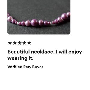 Puede incluir: Un collar con cuentas moradas de diferentes tama&ntilde;os, ensartadas en una cadena plateada. La imagen incluye el texto "Beautiful necklace. I will enjoy wearing it."