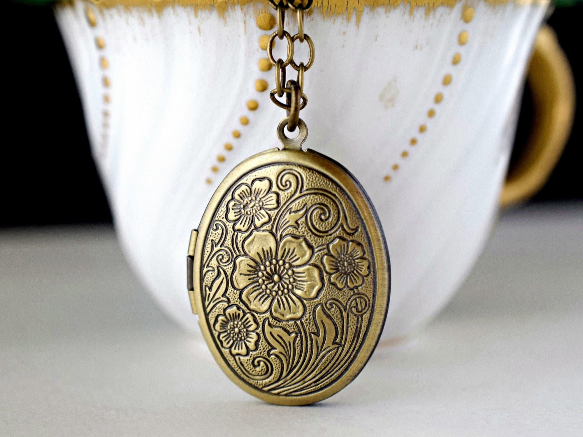 Antique Gold Locket Necklace, W&H Co Round Edwardian Paste Stone Set Photo  Pendant - Elaborate History | Gold locket necklace, Antique gold locket, Gold  locket