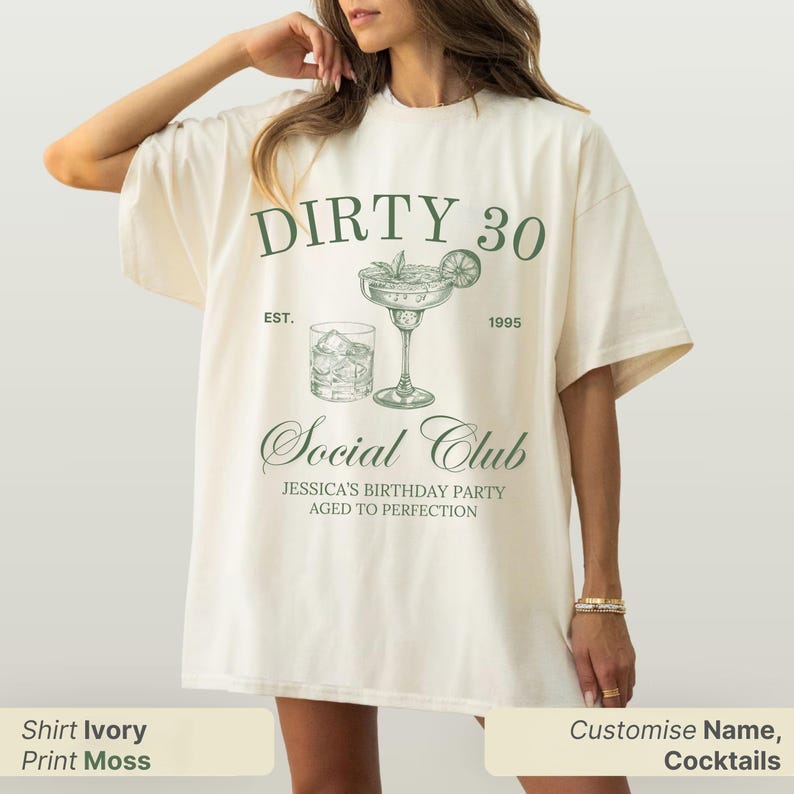 Pu&ograve; includere: Una maglietta bianca con una stampa verde che dice "Dirty 30 Est. 1995 Social Club Jessica's Birthday Party Aged to Perfection". La stampa include anche un disegno di un bicchiere di margarita e un bicchiere di ghiaccio.