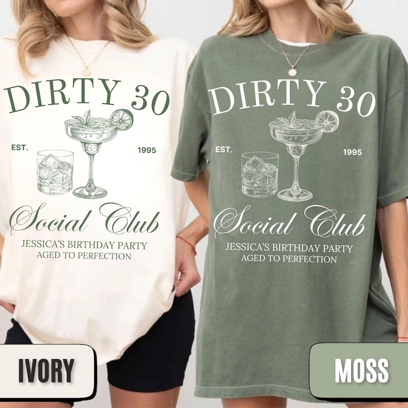 Pu&ograve; includere: Due t-shirt con un design grafico di un bicchiere da cocktail e un bicchierino. Il testo sulle magliette recita "Dirty 30 Est. 1995 Social Club Jessica's Birthday Party Aged to Perfection". Le magliette sono nei colori avorio e muschio.