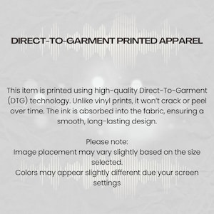 Pu&ograve; includere: Testo che spiega che questo articolo &egrave; stampato utilizzando la tecnologia Direct-To-Garment (DTG). A differenza delle stampe in vinile, non si crepa n&eacute; si sfalda nel tempo. L'inchiostro viene assorbito dal tessuto, garantendo un design liscio e duraturo. Si osserva anche che il posizionamento dell'immagine pu&ograve; variare leggermente in base alla dimensione selezionata e che i colori possono apparire leggermente diversi a causa delle impostazioni dello schermo.