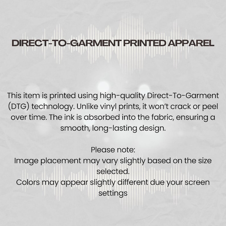 Pu&ograve; includere: Testo che spiega che questo articolo &egrave; stampato utilizzando la tecnologia Direct-To-Garment (DTG). A differenza delle stampe in vinile, non si crepa n&eacute; si sfalda nel tempo. L'inchiostro viene assorbito dal tessuto, garantendo un design liscio e duraturo. Si osserva anche che il posizionamento dell'immagine pu&ograve; variare leggermente in base alla dimensione selezionata e che i colori possono apparire leggermente diversi a causa delle impostazioni dello schermo.