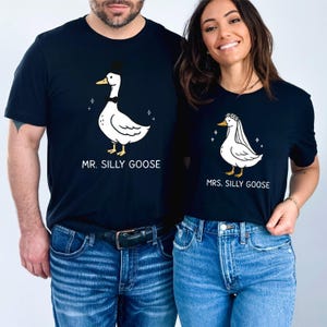 Mrs. Silly Goose Bride Shirt, lustiges Mr. Silly Goose Lover Shirt, Ehepaar passende Shirt, Hochzeitsgeschenk, lustiges Jungvermählten Geschenk für Paar