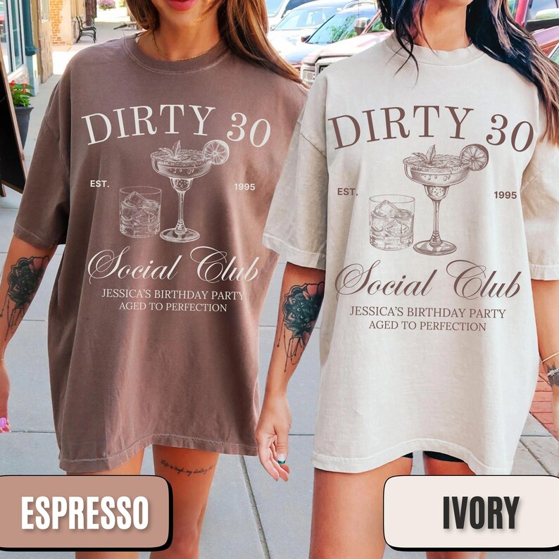 Pu&ograve; includere: Due t-shirt oversize con il testo "Dirty 30 Est. 1995 Social Club Jessica's Birthday Party Aged to Perfection" stampato su di esse. Le magliette sono nei colori espresso e avorio.