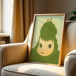 以下が含まれることがあります： 緑色の髪の女の子が小さな家を頭に乗せているイラストが額装されています。女の子は大きく表現力豊かな目を持ち、優しく穏やかな表情をしています。