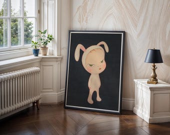 Op de afbeelding: Een zwart-wit ingelijste print van een cartoonfiguur dat een roze konijnenkostuum draagt. Het figuur heeft een humeurige uitdrukking en staat op een zwarte achtergrond.