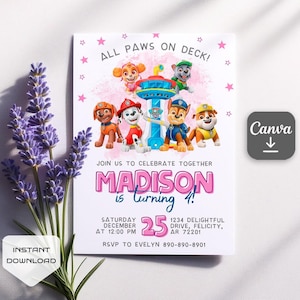 Puede incluir: Una invitaci&oacute;n de cumplea&ntilde;os con los personajes de la Patrulla Canina. La invitaci&oacute;n es blanca con detalles y estrellas rosas. Incluye el texto "All Paws on Deck!" y "&iexcl;Madison cumple 4 a&ntilde;os!" con detalles del evento.