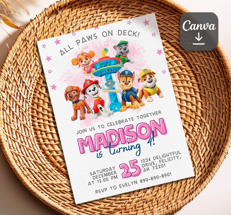 Puede incluir: Invitaci&oacute;n de fiesta con personajes de La Patrulla Canina. El texto "All Paws on Deck!" y "&iexcl;Madison cumple 4!" est&aacute;n presentes. La fecha es el 25 de diciembre a las 12:00 PM. Fondo blanco con estrellas rosas.